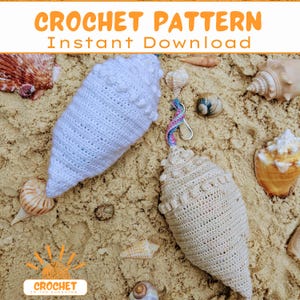 Könnte beinhalten: Zwei gehäkelte Muschelmuster auf Sand, mit dem Text "CROCHET PATTERN Instant Download". Eine Muschel ist weiß, die andere beige, beide mit strukturierten Details. Muscheln und das Logo "CROCHET IN THE SUNSHINE" sind ebenfalls sichtbar.