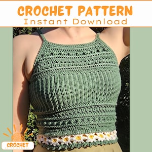 Puede incluir: Un top verde tejido a crochet con cuello halter. El top presenta un diseño texturizado con costillas verticales y elementos decorativos. El borde inferior tiene un ribete de cadena de margaritas blancas. El texto "CROCHET PATTERN Instant Download" está en la parte superior.