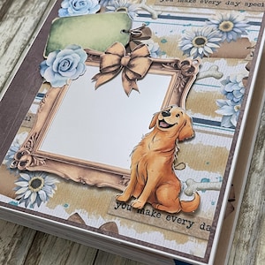 Może przedstawiać: Strona albumu ze zdjęciami z brązową i złotą ramką, ilustracją golden retrievera i tekstem "you make every day special" oraz "you make every day". Strona jest ozdobiona niebieskimi i białymi kwiatami, zieloną etykietą i brązową kokardką.
