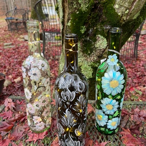 手描きのライト付きワインボトル - ローズマリーと花のアソートスタイル、750 ml