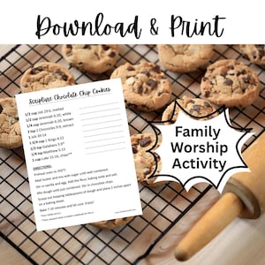 Könnte beinhalten: Ein Rezept für Scripture Chocolate Chip Cookies auf Papier, umgeben von gebackenen Keksen auf einem Kühlrost. Der Text enthält Anweisungen und Zutaten. Eine hölzerne Teigrolle befindet sich im Hintergrund.