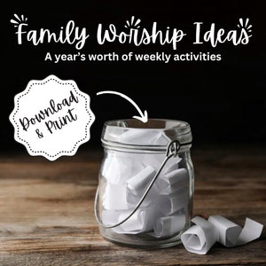 Op de afbeelding: Een glazen pot gevuld met opgerolde papiertjes, met een metalen handvat. De pot staat op een houten oppervlak. De tekst "Download & Print" staat op een witte stervorm. De tekst "Family Worship Ideas" staat bovenaan de afbeelding. De tekst "A year's worth of weekly activities" staat onder de titel.