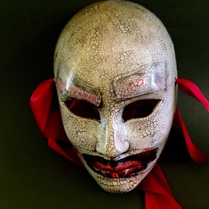 Maskerademasker. Traditioneel Venetiaans masker. Halloweenmasker voor vrouwen. Handgeschilderd, hoogglans carnavalsmasker. Full-face cosplay theatermasker