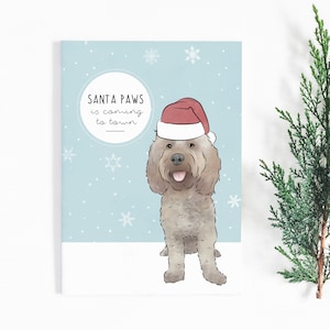 de Noël Cockapoo de Brown | « Les pattes du Père Noël arrivent en ville » | carte illustrée de chien cockerpoo de fête de Noël | Cadeau de griffonnage