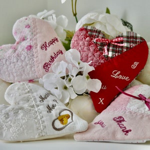 Bolsa de regalo/bolsa/sobre/recuerdo con forma de corazón personalizada. Elige tu mensaje. 13 cm x 11 cm. Incluye bolsa de regalo y tarjeta.