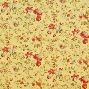 Puede incluir: Una tela floral amarilla con un patrón repetitivo de flores rojas, rosas y azules. La tela tiene un aspecto vintage y sería perfecta para tapicería o cortinas.