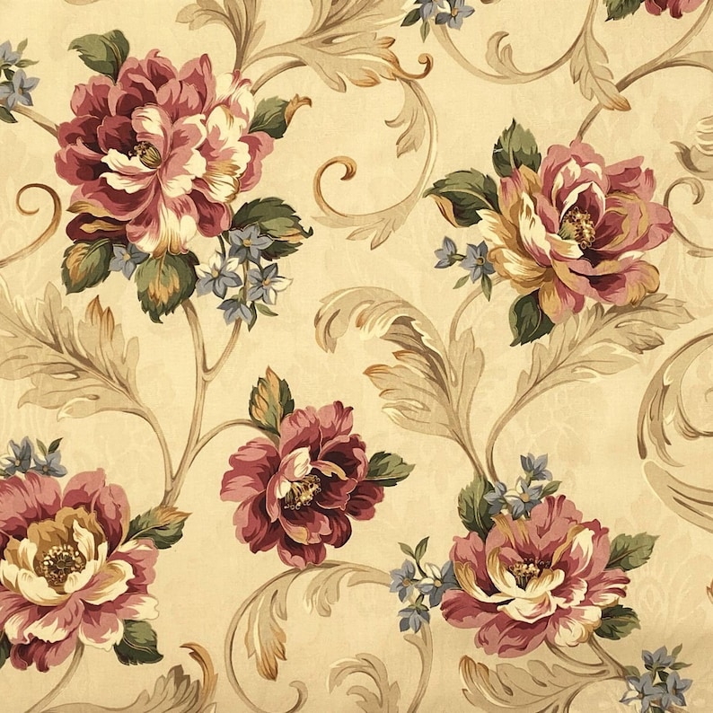 K&ouml;nnte beinhalten: Ein sich wiederholendes Blumenmuster mit gro&szlig;en, burgunderfarbenen und cremefarbenen Bl&uuml;ten, goldenen Bl&auml;ttern und kleinen blauen Bl&uuml;ten. Das Design hat einen cremefarbenen Hintergrund und einen klassischen, Vintage-Stil. Geeignet f&uuml;r Tapeten oder Stoff.