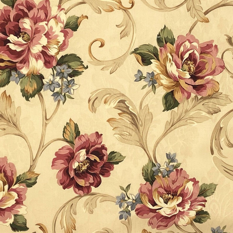 K&ouml;nnte beinhalten: Blumenmuster Tapete. Gro&szlig;e, stilisierte Pfingstrosen in Burgunder-, Rosa- und Gelbt&ouml;nen, akzentuiert mit kleinen blauen Bl&uuml;ten und gr&uuml;nen Bl&auml;ttern. Der Hintergrund ist cremefarben, mit Ranken und Blattdetails.
