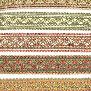 Puede incluir: Cinco diferentes galones de cinta de tela bordada en tonos de verde, marrón y rojo. Los galones presentan una variedad de patrones, incluyendo ondas, espirales y diseños florales.