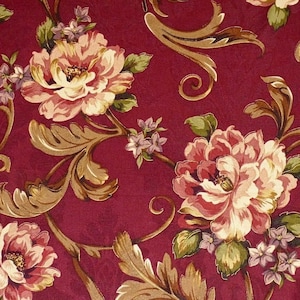 以下が含まれることがあります： 花柄のワインレッドの生地。花はピンクと白で、葉と茎は金色です。
