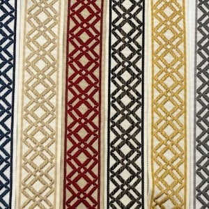 Può includere: Una collezione di nastri decorativi con un motivo geometrico a rombi ripetuto. I nastri presentano una varietà di colori, tra cui blu navy, beige, bordeaux, nero, oro e grigio. Adatto a vari progetti di artigianato.
