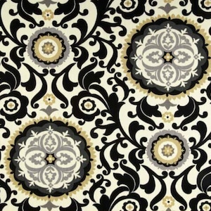 Könnte beinhalten: Ein sich wiederholendes Muster mit großen, stilisierten floralen Medaillons in Schwarz, Grau und Gold vor einem cremefarbenen Hintergrund. Das Design umfasst wirbelnde, organische Formen und kleinere florale Akzente, die eine klassische, elegante Ästhetik schaffen.