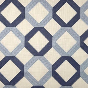 Puede incluir: Primer plano de una tela con un patrón geométrico. El diseño presenta octágonos entrelazados en tonos azul marino y azul claro, sobre un fondo color crema. La tela tiene una apariencia texturizada.