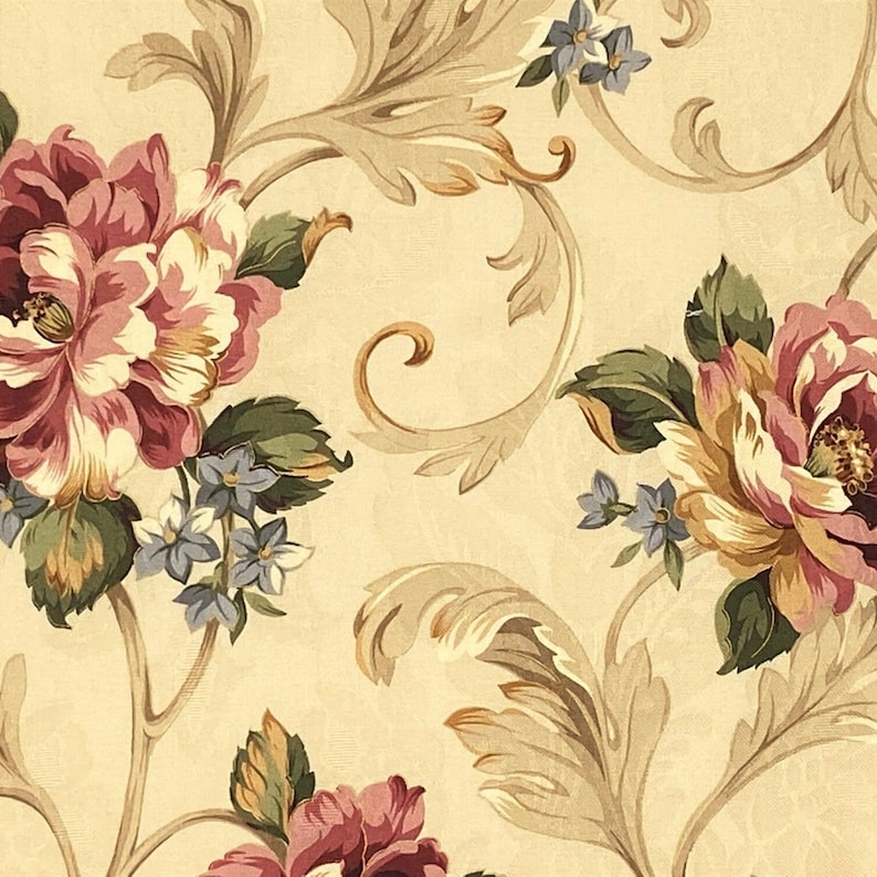K&ouml;nnte beinhalten: Ein dekoratives Blumenmuster mit gro&szlig;en burgunderfarbenen und cremefarbenen Blumen, goldenen Akzenten und gr&uuml;nen Bl&auml;ttern. Das Design umfasst wirbelndes Laub und einen strukturierten Hintergrund. Dieses Muster eignet sich f&uuml;r Tapeten oder Stoff.