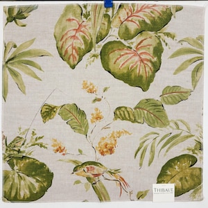 Könnte beinhalten: Ein quadratisches Stoffmuster mit hellbeigem Hintergrund und einem botanischen Druck aus großen grünen Blättern, gelben Blütenclustern, einem kleinen Vogel mit orangefarbenem und grünem Gefieder sowie einem Frosch, mit einem THIBAUT-Etikett.