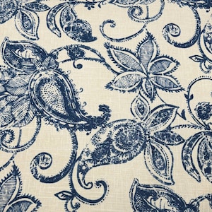 Puede incluir: Primer plano de una tela con un patrón paisley azul y blanco. La tela tiene una apariencia texturizada, similar al lino.