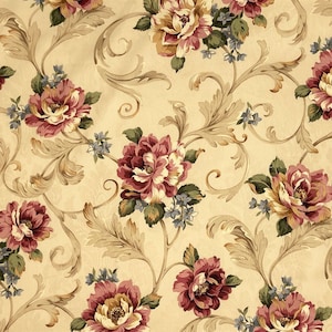 K&ouml;nnte beinhalten: Ein sich wiederholendes Muster aus gro&szlig;en, stilisierten Blumen in Burgunder-, Creme- und Goldt&ouml;nen mit gr&uuml;nen und blauen Akzenten. Das florale Design ist vor einem cremefarbenen Hintergrund platziert und erzeugt einen klassischen, eleganten Look. Das Muster enth&auml;lt wirbelnde, blattartige Elemente.