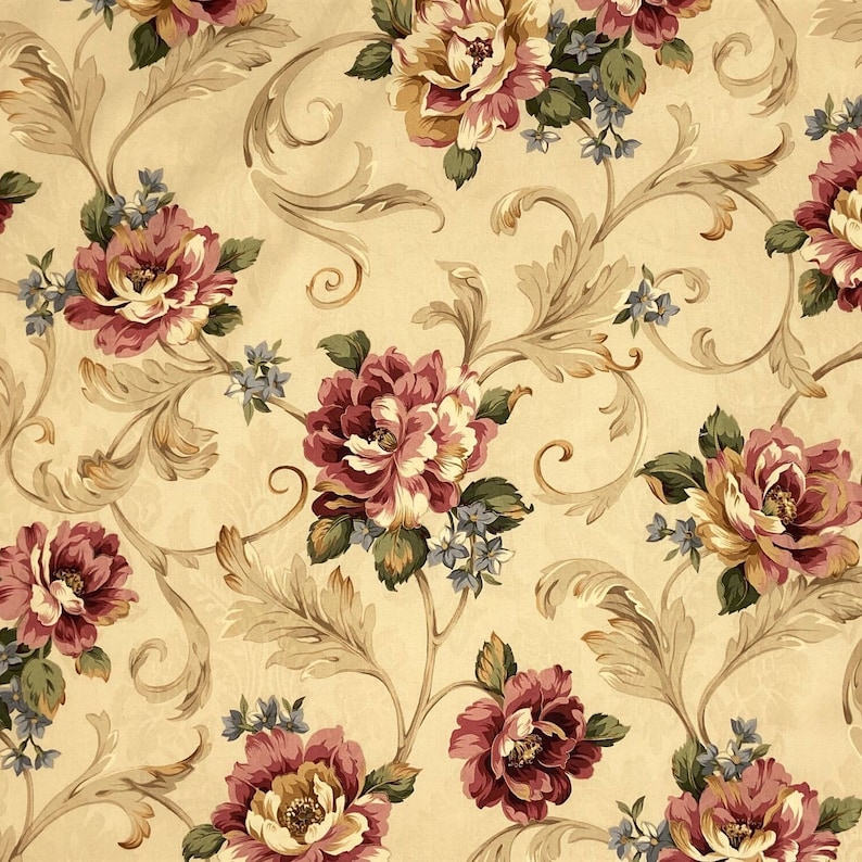 K&ouml;nnte beinhalten: Ein sich wiederholendes Muster aus gro&szlig;en, stilisierten Blumen in Burgunder-, Creme- und Goldt&ouml;nen mit gr&uuml;nen und blauen Akzenten. Das florale Design ist vor einem cremefarbenen Hintergrund platziert und erzeugt einen klassischen, eleganten Look. Das Muster enth&auml;lt wirbelnde, blattartige Elemente.