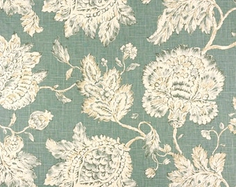 Puede incluir: Una tela con un patrón floral repetitivo que presenta grandes flores detalladas y enredaderas con hojas en tonos crema y gris apagado, sobre un fondo verde salvia sólido con una textura tejida visible en todo el material.