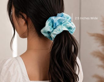 ティール色のシュシュ、ターコイズブルーのシルク製ヘアゴム、タイダイ柄の夏用ヘアアクセサリー