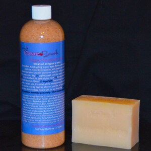Peut inclure: Une bouteille en plastique transparente contenant un liquide brun et une barre de savon. La bouteille est étiquetée "Clear Smooth" et contient des instructions d'utilisation. Le savon est de couleur brun clair.