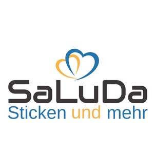 Puede incluir: Un logotipo para un negocio llamado "SaLuDa" con el lema "Sticken und mehr". El logotipo presenta tres corazones estilizados en azul y amarillo.