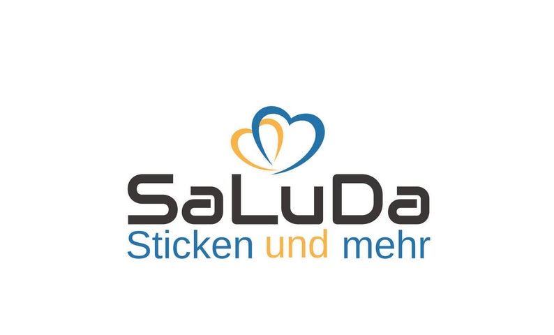 Puede incluir: Un logotipo para un negocio llamado "SaLuDa" con el lema "Sticken und mehr". El logotipo presenta tres corazones estilizados en azul y amarillo.