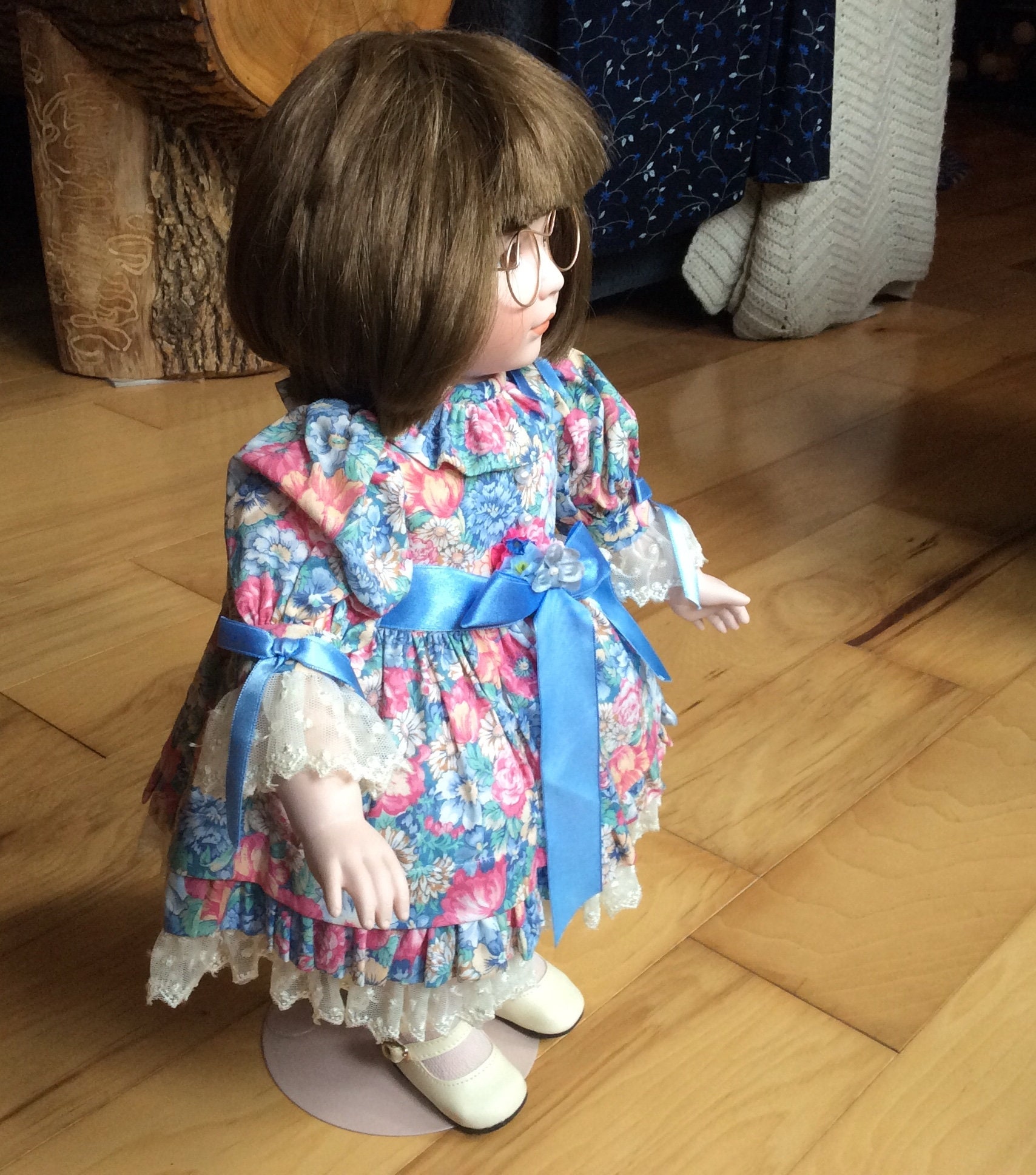 * antique baby doll ୨୧ * 小さな陶器製 の女の子 Vintage 1980's Baby Girl Porcelain Doll With Wicker and Lace