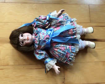 * antique baby doll ୨୧ * 小さな陶器製 の女の子 Vintage 1980's Baby Girl Porcelain Doll With Wicker and Lace