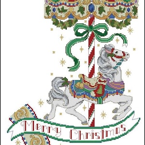 Puede incluir: Un caballo de carrusel blanco con una silla de montar roja, verde y dorada, sobre un poste a rayas rojas y blancas con un lazo verde. El carrusel está decorado con guirnaldas verdes y detalles dorados. El texto "Merry Christmas" está en una pancarta verde y blanca debajo del caballo. Las letras del alfabeto se muestran en la parte inferior de la imagen.