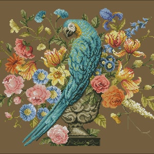 Op de afbeelding: Een blauwe en groene papegaai zit op een decoratieve vaas gevuld met kleurrijke bloemen, waaronder rozen, lelies en tulpen. De vaas is versierd en heeft een gouden voet.