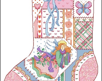 Könnte beinhalten: Ein rosa-weißer Patchwork-Weihnachtsstrumpf mit einer blauen Schleife, einem Schmetterling und einem Engel mit Flügeln. Der Strumpf hat unten ein Herz und das Alphabet ist unten aufgedruckt.