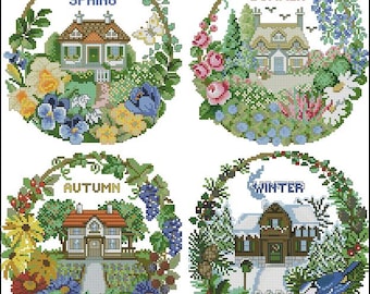 Könnte beinhalten: Vier Stickmuster im Kreuzstich, die die vier Jahreszeiten darstellen. Jedes Design zeigt ein Häuschen mit einem Kranz aus Blumen und Grün, der es umgibt. Die Jahreszeiten sind mit "Frühling", "Sommer", "Herbst" und "Winter" beschriftet.