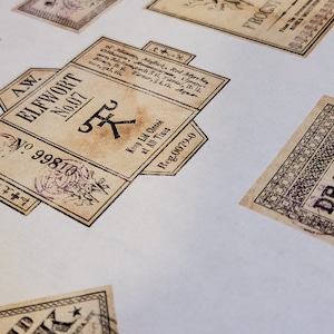 Peut inclure: Une collection d'étiquettes de style vintage avec différents motifs et textes, notamment "DRUGLAS", "RAGE", "AW. ELFWORT NO.07", "NO. 99810", "FROC" et "DRAUGHT DEATH". Les étiquettes sont imprimées sur un papier brun clair avec un aspect vieilli.