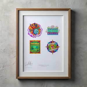 Puede incluir: Una impresión enmarcada de etiquetas de pociones caprichosas con ilustraciones y texto coloridos. Las etiquetas incluyen "Poción de ensueño", "Bolas de nieve embrujadas", "Byxweed de cola tóxica" y "Eliminador de moretones".