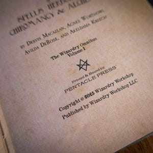 K&ouml;nnte beinhalten: Die Titelseite eines Buches mit dem Titel The Wizardry Omnibus Volume 1, mit Texten von Dervis Macazlan, Agnes Worthow, Avilda DeRose und Akeldama Kreech. Sie enth&auml;lt ein Sternsymbol, das Pentacle Press Logo und einen Copyright-Hinweis von 2025.