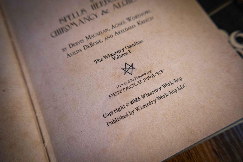 K&ouml;nnte beinhalten: Die Titelseite eines Buches mit dem Titel The Wizardry Omnibus Volume 1, mit Texten von Dervis Macazlan, Agnes Worthow, Avilda DeRose und Akeldama Kreech. Sie enth&auml;lt ein Sternsymbol, das Pentacle Press Logo und einen Copyright-Hinweis von 2025.