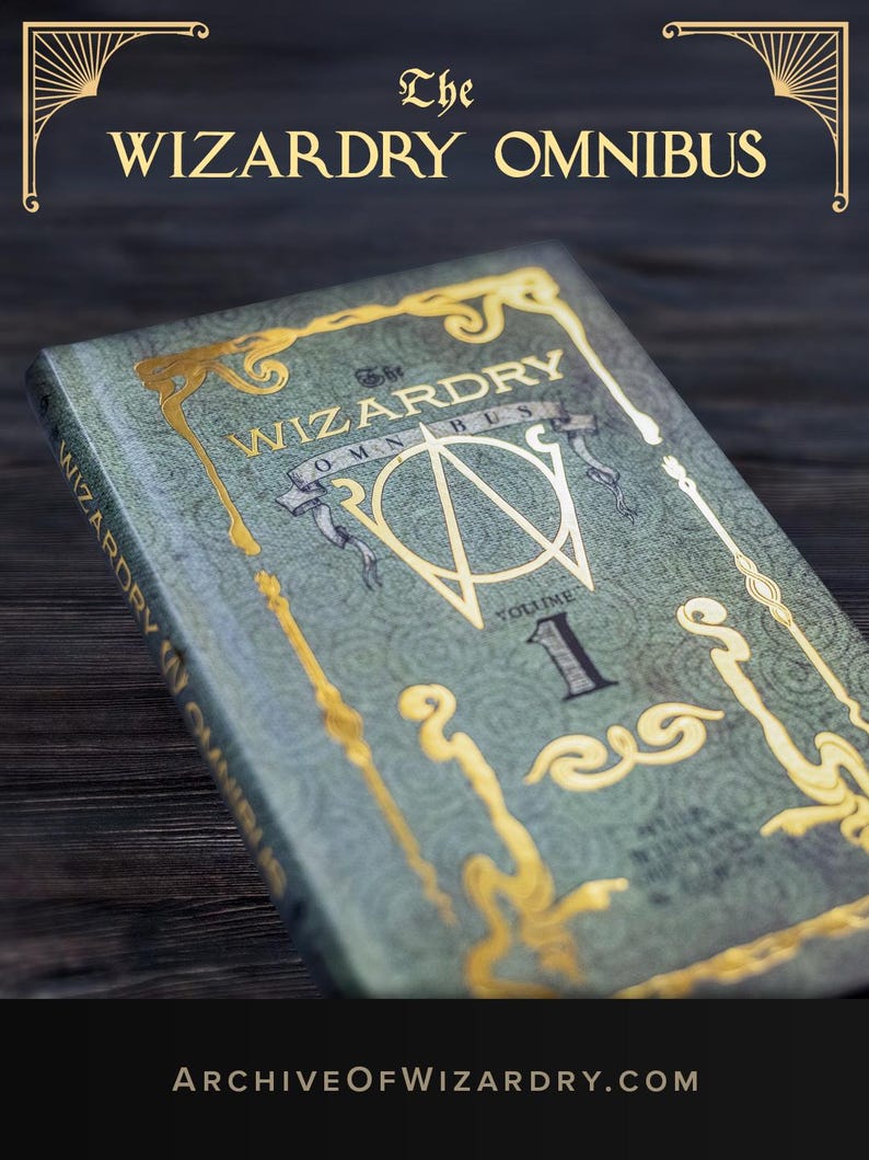 K&ouml;nnte beinhalten: Ein gr&uuml;nes gebundenes Buch mit dem Titel The Wizardry Omnibus Volume 1 mit goldener Folienpr&auml;gung und verzierten Filigranmustern auf dem Einband. Der Buchr&uuml;cken zeigt ebenfalls den Titel in Gold. Die Website ArchiveOfWizardry.com steht unten.