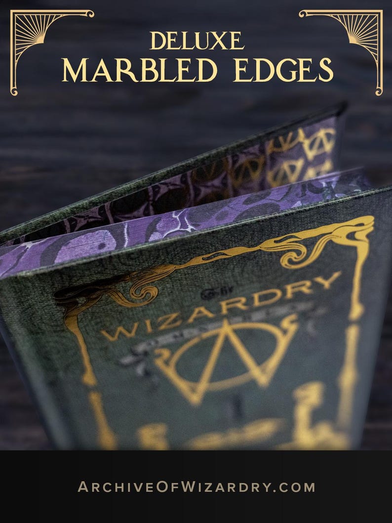 K&ouml;nnte beinhalten: Ein dunkelgr&uuml;nes Hardcover-Buch mit goldener Schrift, die WIZARDRY liest, und einem zentralen goldenen Emblem. Das Buch hat violett und schwarz marmorierte Buchschnitte. Der Text DELUXE MARBLED EDGES und ARCHIVEOFWIZARDRY.COM ist zu sehen.