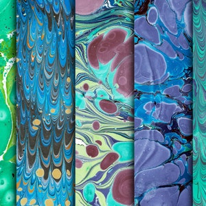 Peut inclure: Une collection de six papiers marbrés différents. Les papiers présentent une variété de couleurs, notamment le bleu, le vert, le violet et le blanc. Le marbrage est complexe et détaillé, créant un motif unique et magnifique.