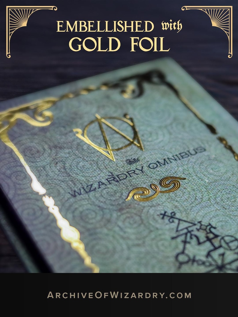 K&ouml;nnte beinhalten: Ein gr&uuml;ner Bucheinband mit dem Titel WIZARDRY OMNIBUS und Goldfolienverzierungen, darunter ein zentrales Logo, dekorative R&auml;nder und geometrische Symbole. Der Text EMBELLISHED with GOLD FOIL und ARCHIVEOFWIZARDRY.COM sind auf dem Einband zu sehen.
