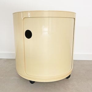 Vintage round Kartell Componibili cabinet / trolley designed by Anna Castelli, side table, Space Age plastic Italian design