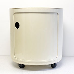 Vintage round Kartell Cabinet / Trolley designed by Anna Castelli - Componibili, Side Table, Space Age Plastic Design, Italian Design