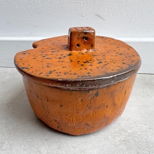 pot vintage avec couvercle en céramique fait main en studio
