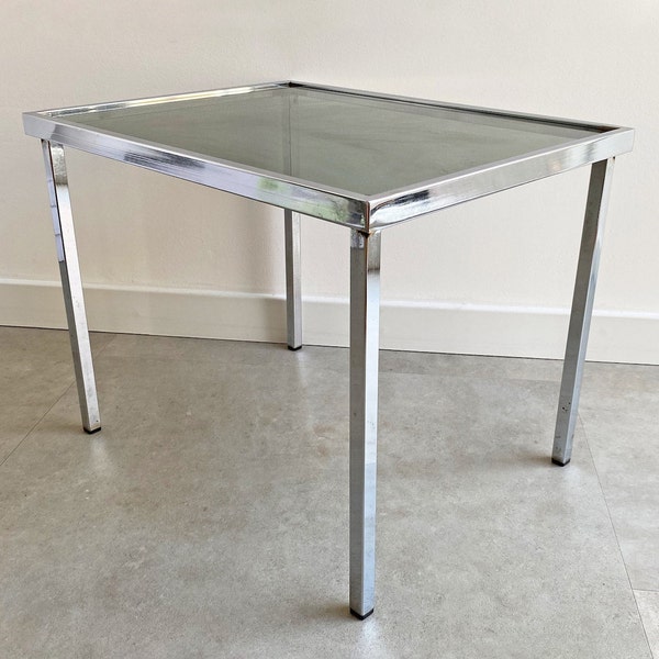 Table d'appoint vintage en chrome avec plateau en verre fumé