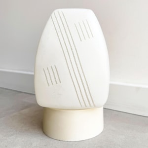 Lampa sufitowa z mlecznego szkła z połowy wieku, montowana na płasko, z paskami