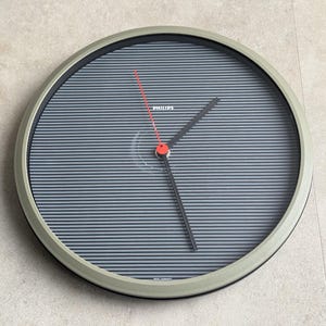 Horloge murale minimaliste vintage des années 80 par Philips, HR5674