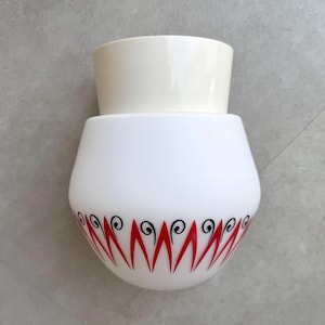 Lampa sufitowa z mlecznego szkła z połowy XX wieku, montowana na płasko