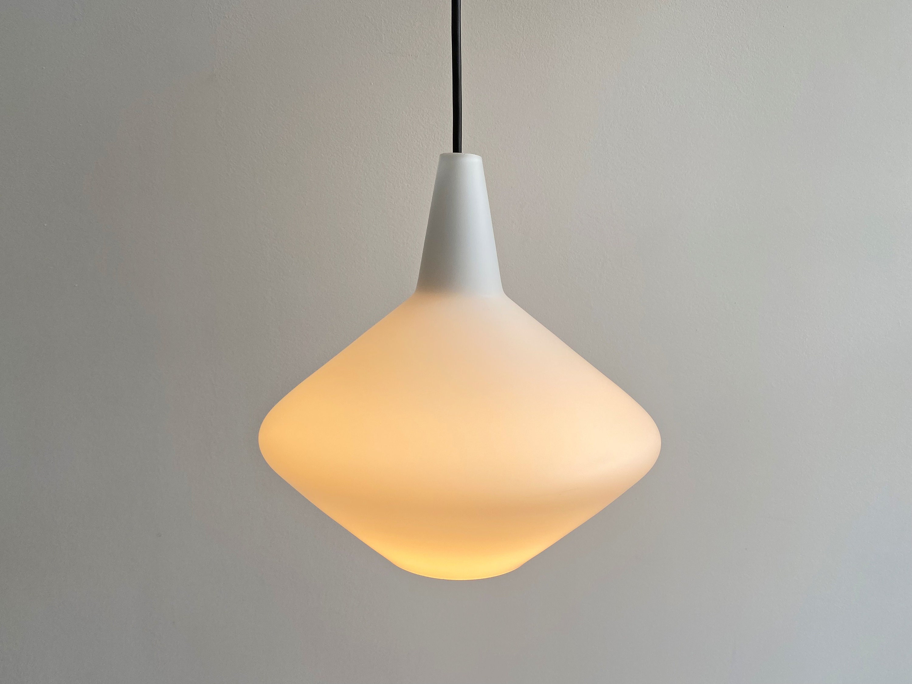 「PÂTISSIER tradition et innovation」 Mid Century Sipuli / Onion Hanging Lamp by Lisa Johansson