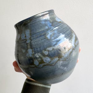 Petit vase d'atelier vintage en céramique bleue - De kleine klok Vianen